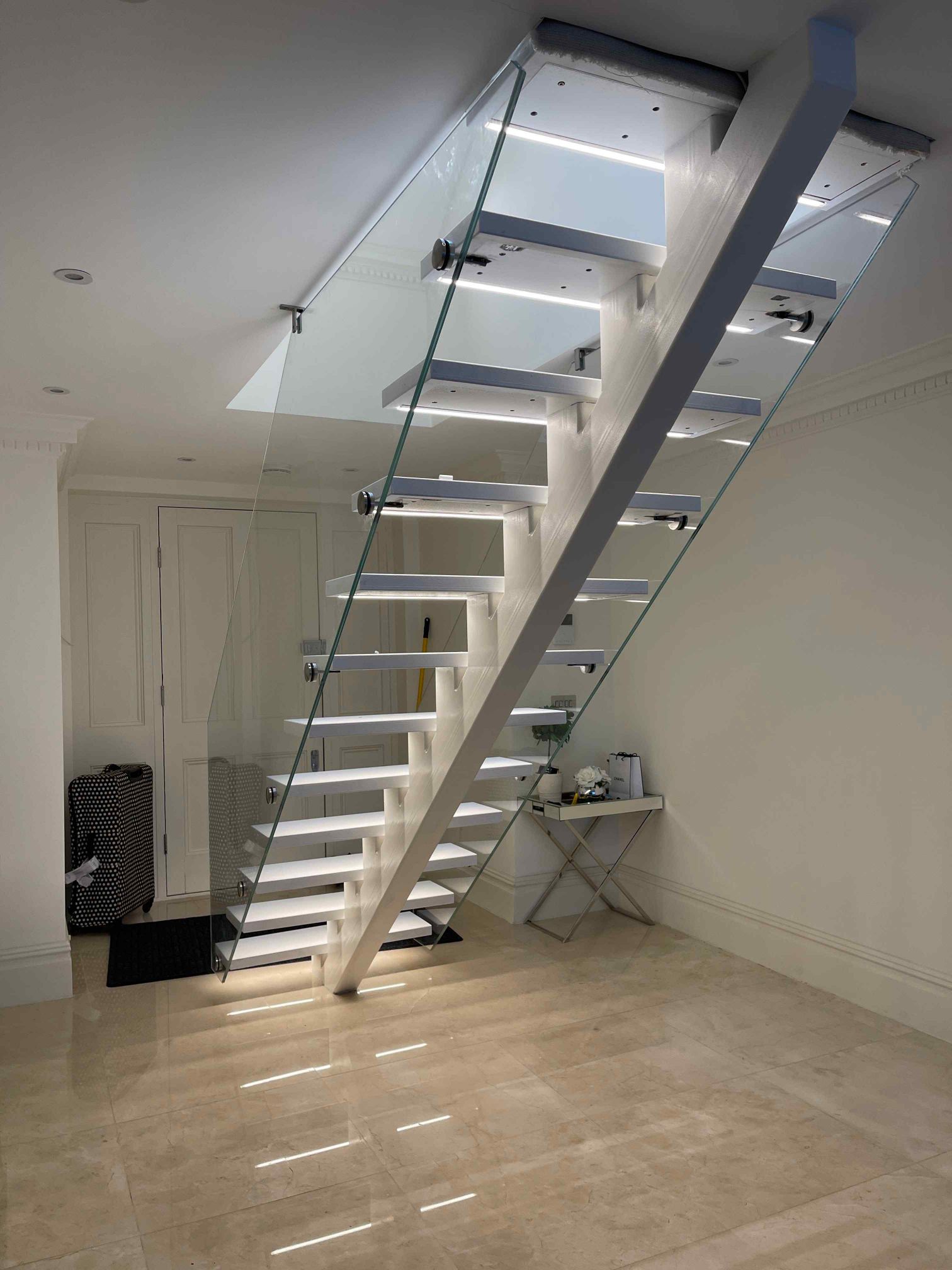 Modern Spine staircase with glass balustrade