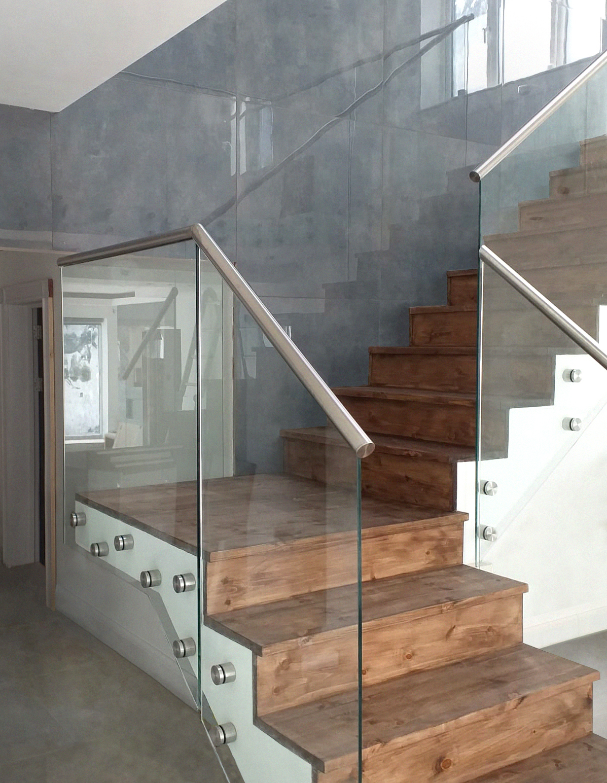 Glass balustrade with steel bansiter